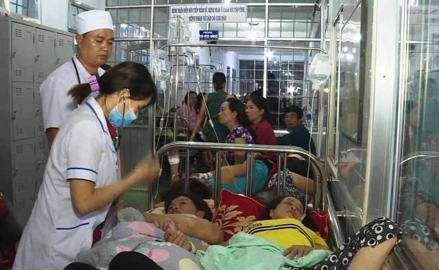 Các bệnh nhân bị ngộ độc thực phẩm sau khi dự tiệc cưới ở xã Cư Kpô, huyện Krông Búc khi đang điều trị tại Bệnh viện đa khoa thị xã Buôn Hồ.